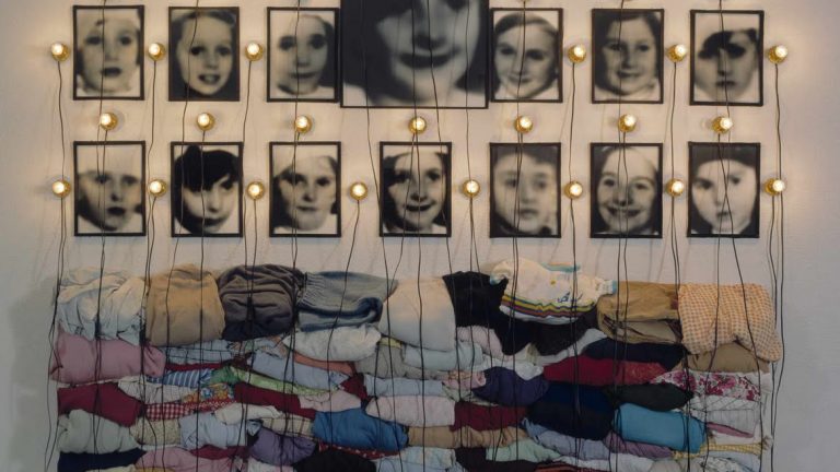 taiteilija: Boltanski, Christian Inventaarionro N-1998-6 teosnimi: Monument (La Fête du Pourim) haltija: NTM kokoelma: Kiasma-kokoelma ajoitus: 1989 tekniikkateksti: svartvita fotografier, vikta kläder, lampor/black and white photographs, folded clothes, lights pääluokka: esineteos mitat: syvyys 25,4 cm, leveys 183 cm, korkeus 315 cm Valokuvanro N-00235.548 ajoitus: 15.7.1999 valokuvaaja: Mykkänen, Pirje valokuvatyyppi: laakadia v/k 3, kinodia 4 asiasanat: 315x183x25,4 sisältökuvaus: Kiasma-kokoelma, 5. kerros,18.6.1999-17.10.1999, mustavalkovalokuvat, laskostetut vaatteet, valot ; kuvien alla vaatteita laskostetuissa pinoissa, kuvien välissä ja yläpuolella valoja, johtoja Digikuvanro N9349501 skannaus 2004-04-02 skannaaja: Nurminen, Jenni digiluokitus: skannattu kuva digitointilaite: FlexTight kuvankäsittelyohjelmisto: Photoshop 7.0