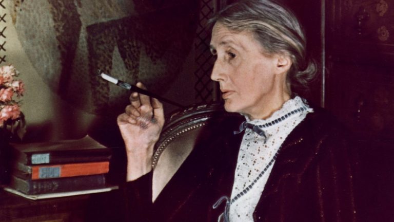 virginia woolf vecchia foto scrive fuma